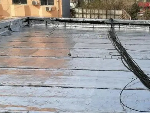 克拉玛依卫生间漏水维修公司分享下克拉玛依屋面楼顶防水刚性防水层施工要点。